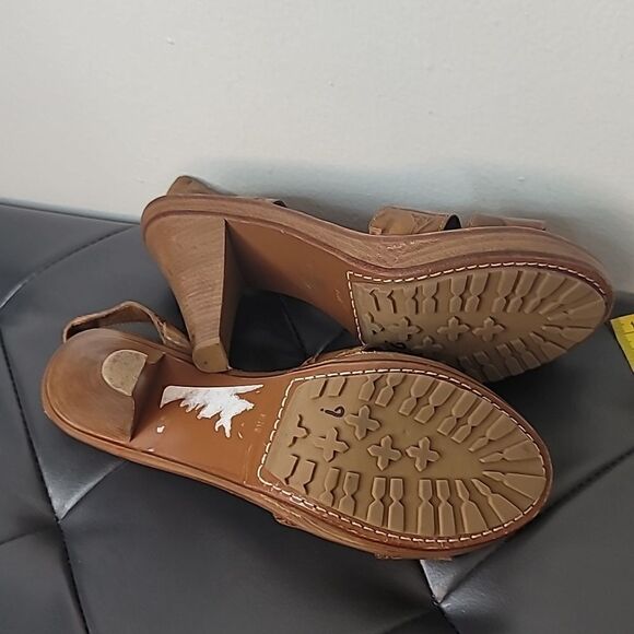 Micheal Kors Brown Alligator Print Leather/Wooded sandals. - Picture 8 of 13